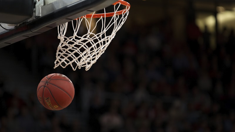 NBA篮球比赛激烈对抗直播画面
